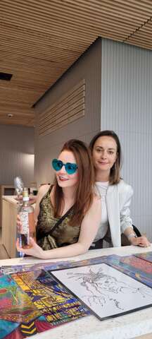 Maria Hennig: Strahlender Auftakt in den Mai: Marias Vernissage im NIO House Berlin begeistert Kunstszene