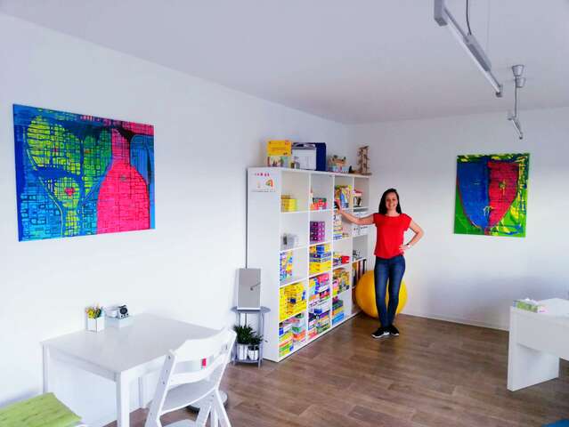 Maria Hennig: Meine Werke hängen in der Praxis Logopädie Josefine Hennig