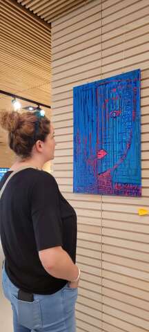 Maria Hennig: Strahlender Auftakt in den Mai: Marias Vernissage im NIO House Berlin begeistert Kunstszene