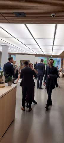 Maria Hennig: Strahlender Auftakt in den Mai: Marias Vernissage im NIO House Berlin begeistert Kunstszene